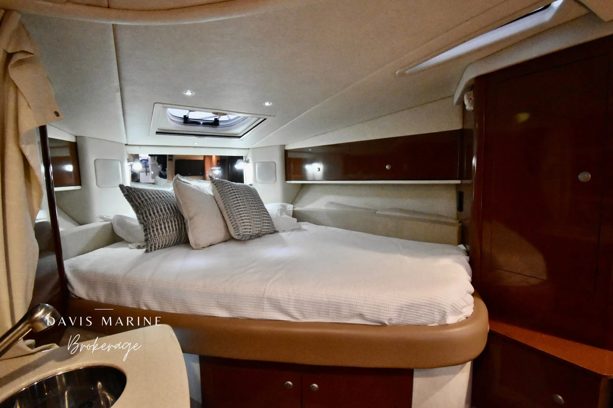 2009 Sea Ray 330 Sundancer Interior