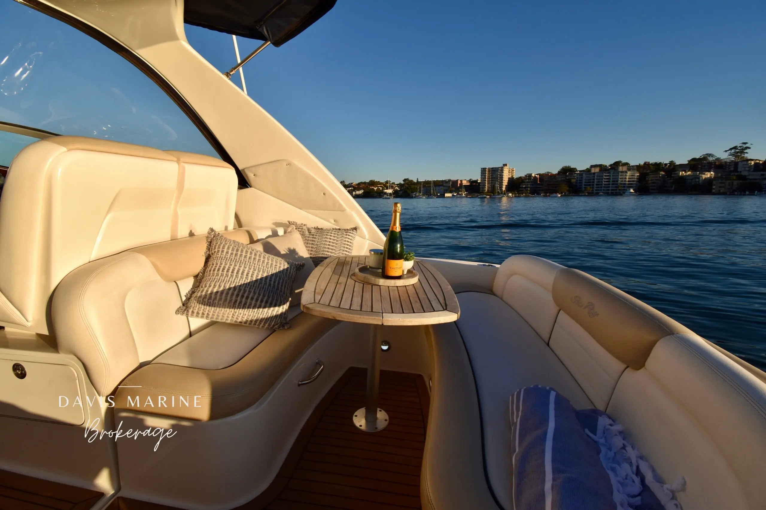 2009 Sea Ray 330 Sundancer Cockpit