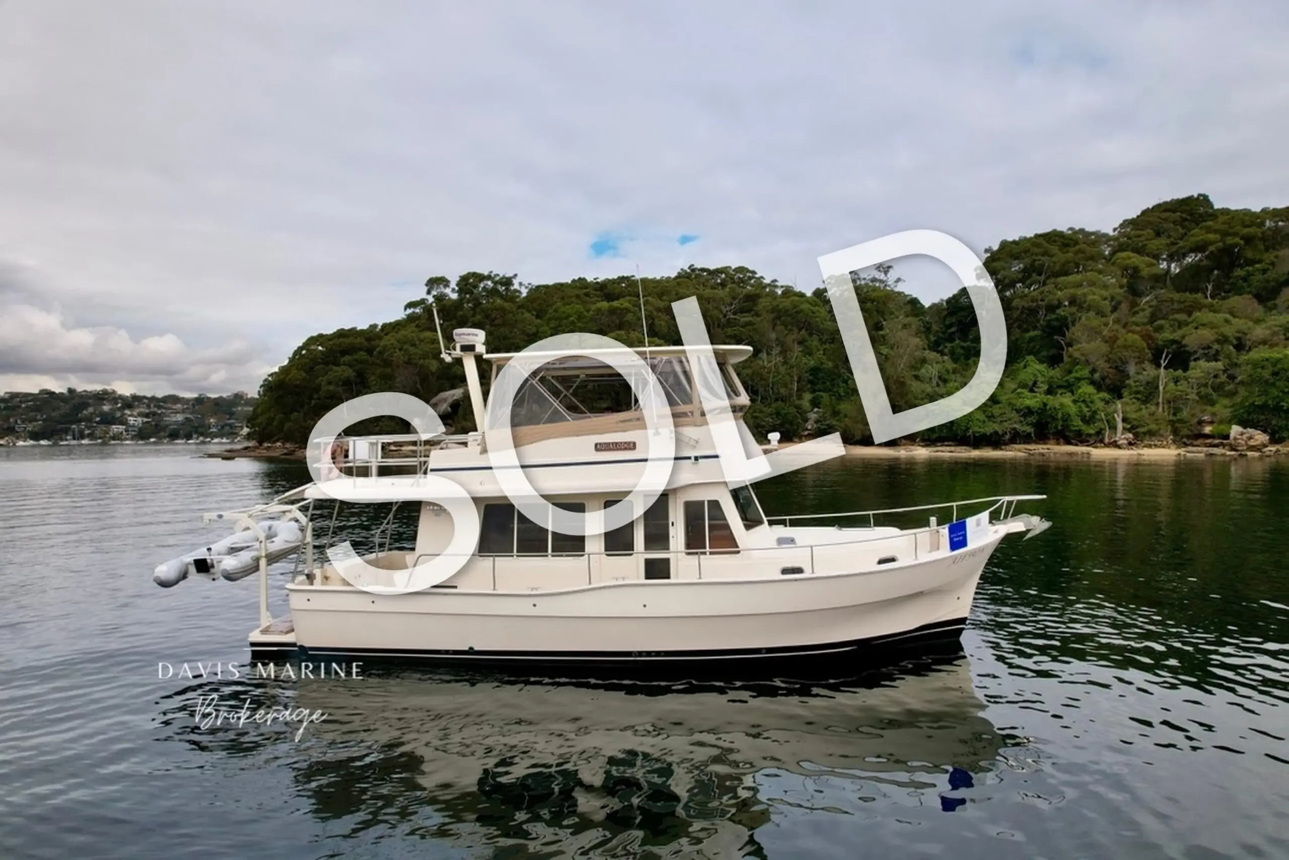 Mainship 400 Trawler Exterior