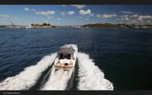 Sea Ray 400 Sundancer — saloon and accommodation