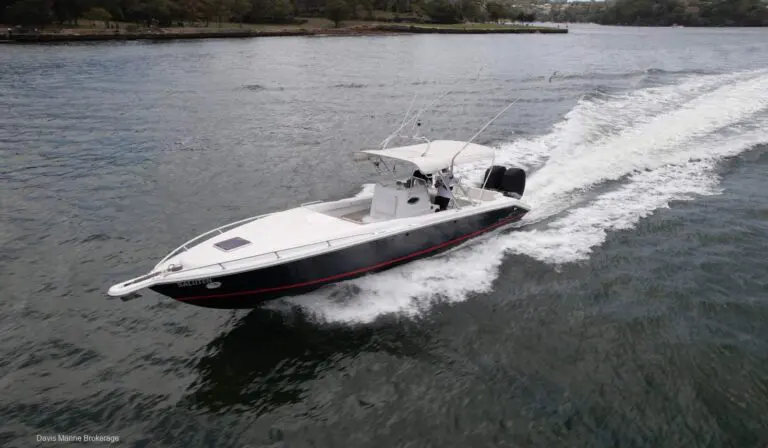 2006 Al Dhaen 360 OF Wavebreaker centre console with blue hull