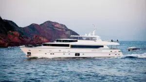 Horizon CC110 flybridge with bar, dining and Jacuzzi