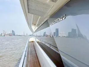 Sanlorenzo SL96 full-beam saloon wrapped in glass