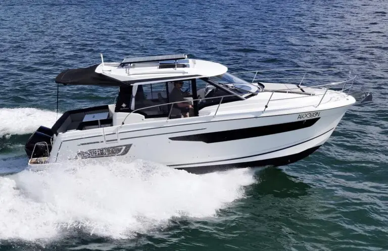2020 Jeanneau Merry Fisher 895 for sale, running side-on on Brisbane Water, NSW Central Coast
