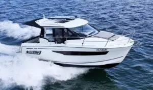 2020 Jeanneau Merry Fisher 895 underway, bow quarter view