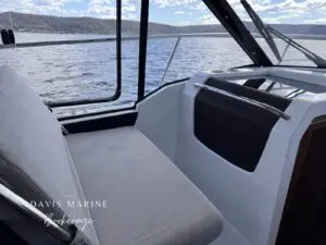 2020 Jeanneau Merry Fisher 895 helm seat