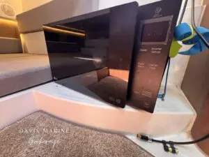 2020 Jeanneau Merry Fisher 895 microwave