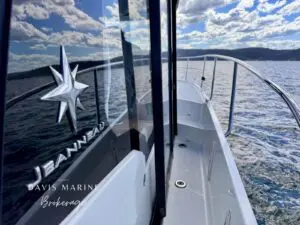 2020 Jeanneau Merry Fisher 895 bow with Jeanneau logo