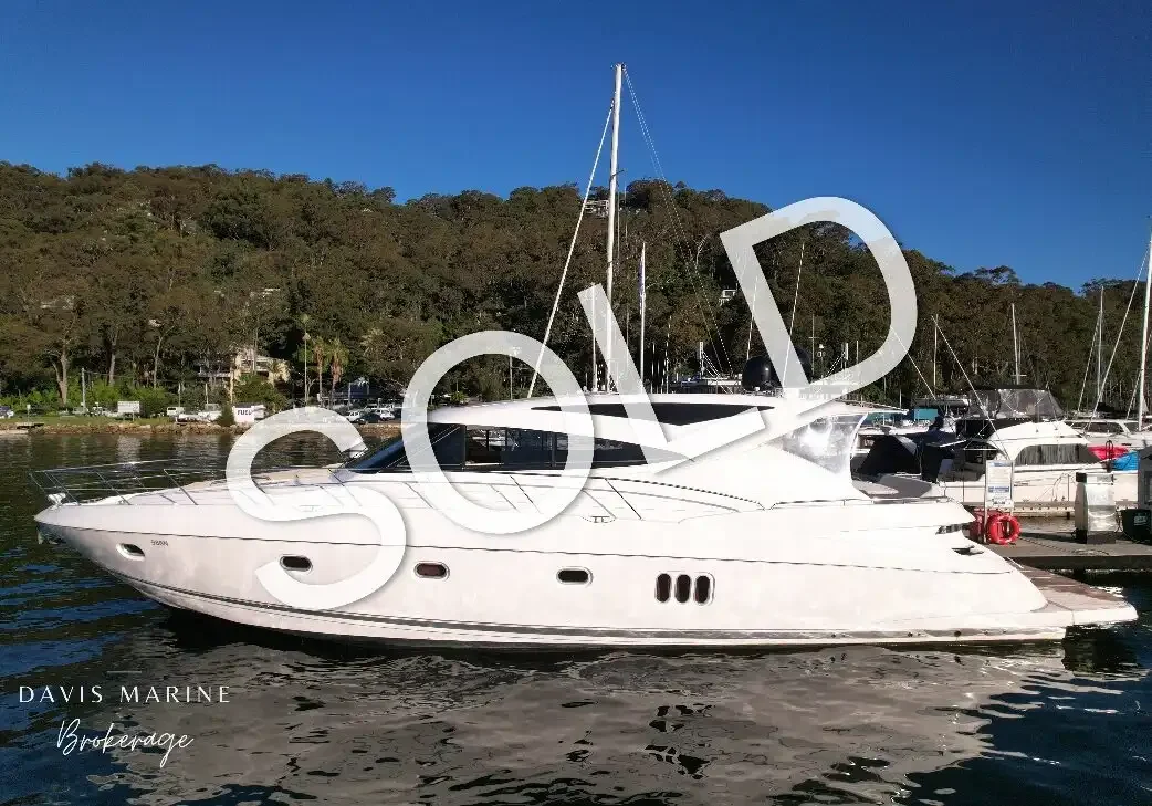 2010 Riviera 5800 Sport Yacht